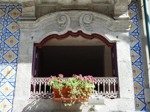 Fascinating Loveseats Bedroom - Flowerstreet54 - Romantic apartment bedroom with street views in Porto's historic Ribeira quarter