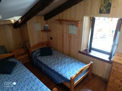 La Tana dell'Orso,splendida struttura Agrituristica appena rinnovata nel centro storico di Forni di Sopra ha degli splendidi terrazzi dove è consentito fumare. Gli appartamenti sono tutti dotati di WeFi fibra super veloce , Smart TV satellitare + Netflix. Inoltre la struttura ha tre parcheggi e consente l' accesso agli animali :Free Parking e Pet frendly. Inoltre in struttura troverete chi su richiesta ofre il servizio di accompagnatore per splendide escursioni in una natura incontaminata ricca di sorprese e potrete visitare i posti più belli e nascosti del comprensorio di Forni di Sopra. www.giacomelli-house.com