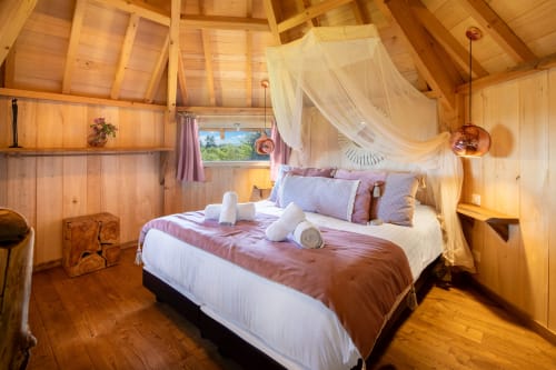 Luxe slaapkamer met hemelbed, witte sheer gordijnen en zwembadzicht bij Domaine De Campagnac