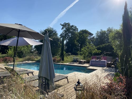 Découvrez notre gîte de groupe idéal pour 15 personnes, niché au cœur des Landes. Une location de vacances unique avec piscine. 40 mins des plages landaises.