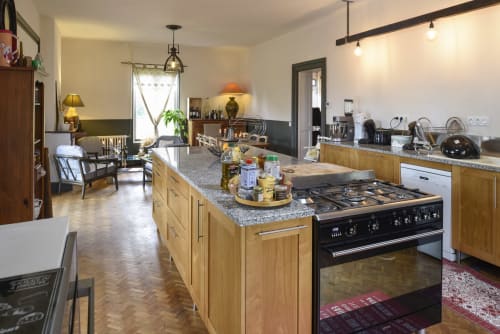 Découvrez notre gîte de groupe idéal pour 15 personnes, niché au cœur des Landes. Une location de vacances unique très bien équipée. Le Baccara Lodge, c'est une maison de vacances avec piscine, 8 chambres, 8 salles de bains, proche des plages landaises et de Contis.