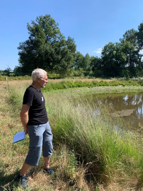 Découvrez notre gîte de groupe idéal pour 15 personnes, niché au cœur des Landes. Une location de vacances unique très bien équipée. Le Baccara Lodge, c'est une maison de vacances avec piscine, 8 chambres, 8 salles de bains, proche des plages landaises et de Contis.