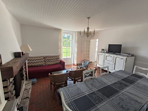 Charmant cottage familial à Belle-Île-en-Mer avec salon, TV, salle à manger et vue sur le jardin