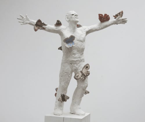 Sculpture blanche contemporaine ornée de papillons et cœurs en bronze au Domaine de l'Ocrerie, Pourrain