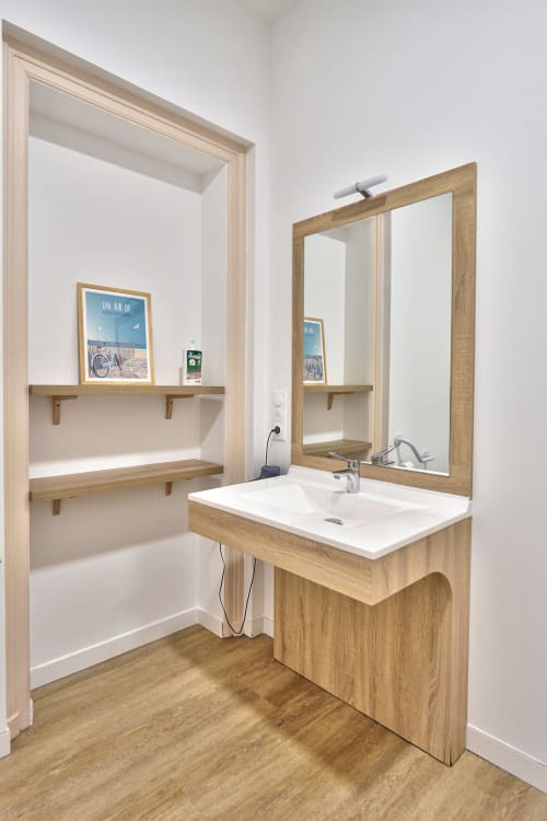 Chambre Anatole, accessible PMR au rez-de-chaussée, salle d'eau spacieuse, Auberge Ti'gousket, Guingamp