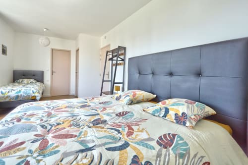 Chambre Kirigole triple, Auberge Ti'gousket, Guingamp, ambiance chaleureuse et conviviale, lits simples ou lit king size