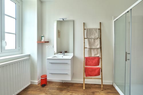 Chambre Kirigole triple, Auberge Ti'gousket, Guingamp, ambiance chaleureuse et conviviale, salle d'eau lumineuse avec douche spacieuse