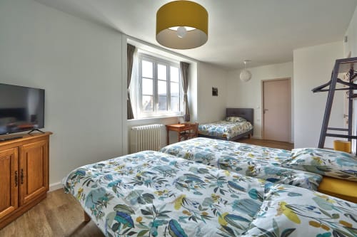 Chambre Kirigole triple, Auberge Ti'gousket, Guingamp, ambiance chaleureuse et conviviale, lits simples ou lit king size