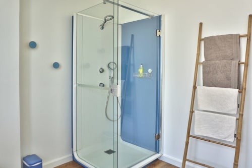 Chambre Caraïbes à l'Auberge Ti'gousket, grande salle d'eau privative avec douche design