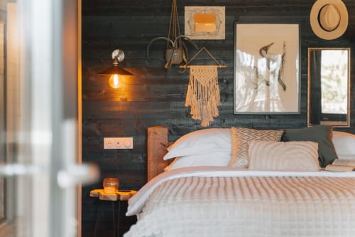 Lit dans la Cabanes avec Spa | Nuits Insolites avec Jacuzzi entre Limoges et Clermont Ferrand 