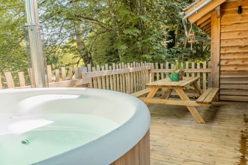 Spa Privatif sur la Terrasse de la Cabane dans les Arbres | Hébergement Insolite avec Jacuzzi pres de Limoges 