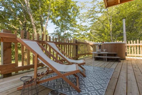 Chaises longues et Spa Prive sur la Terrasse de la Maison dans les Arbres | Nuits Insolites avec Jacuzzi 
