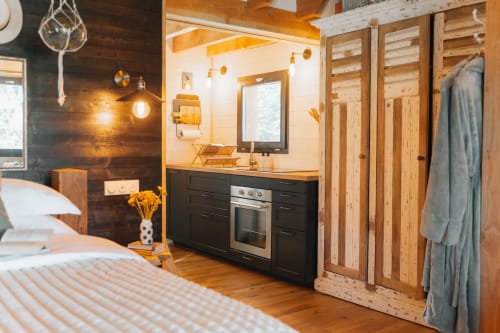 Cuisine et armoire de cabane dans les arbres | Cabanes Dans Les Arbres Auvergne