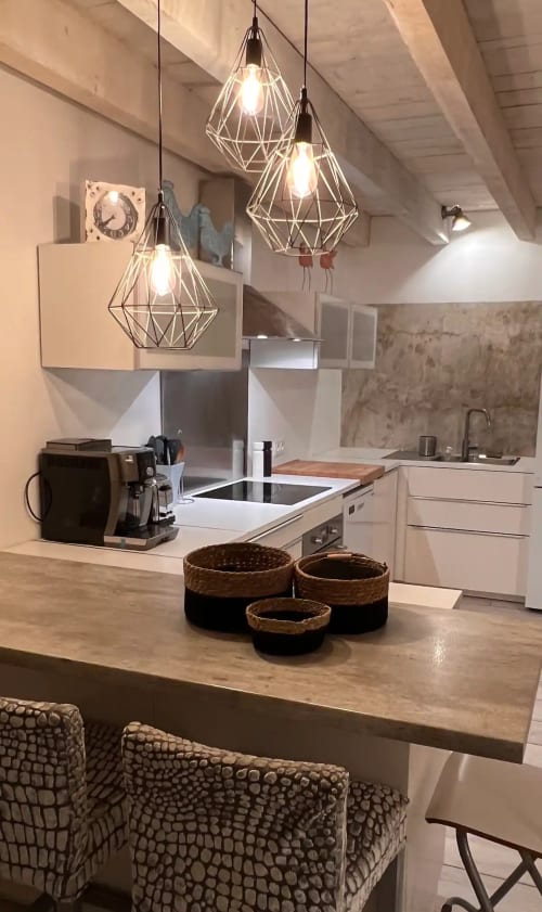 Cuisine moderne avec ilot central au MAS PETIT CORBIERE B&B d'Aigues-Mortes