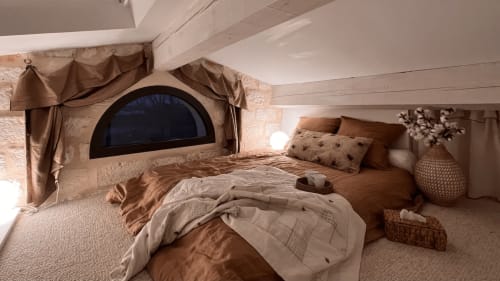 Chambre cosy sous les comblesau MAS PETIT CORBIERE B&B à Aigues-Mortes murs de pierre rustiques