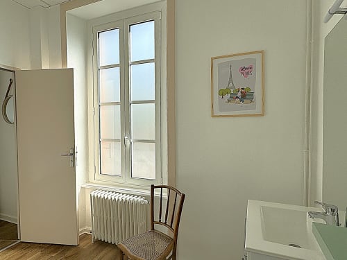 Chambre Bohème à l'Auberge Ti'gousket, à Guingamp, salle de bain spacieuse et lumineuse