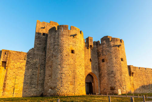 Forteresse historique en pierre avec tour de Constance Aigues-Mortes, au MAS PETIT CORBIERE Gite de 6 personnes