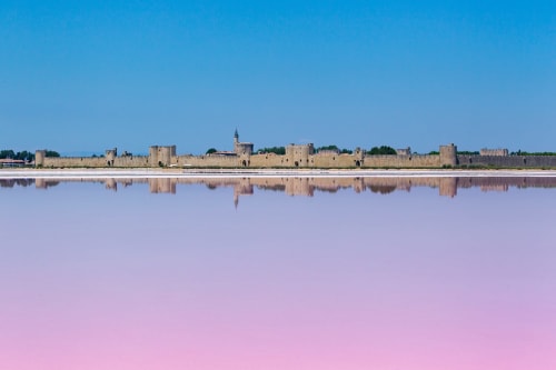 La cité médiévale fortifiée d'Aigues-Mortes se reflète dans les salines au coucher du soleil, Aigues-Mortes, au MAS PETIT CORBIERE Gite de 6 personnes