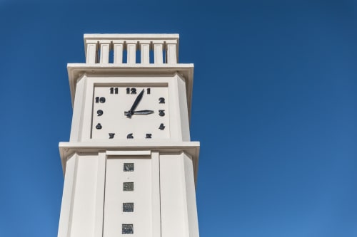Tour d'horloge blanche sur ciel bleu à la maison d'hôtes ADELOUANE aux sables d olonne Gite de 11 personnes
