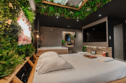 Plongez au cœur de l'aventure avec la suite Love Room Jungle, une escapade romantique sur le thème de la jungle. Cette suite unique offre un double vasque élégant, un grand écran TV avec Netflix, et un jacuzzi privé pour deux, parfait pour se détendre après une journée d'exploration. Immergez-vous dans une ambiance tropicale et laissez-vous séduire par cette expérience inoubliable. Réservez la Love Room Jungle pour une escapade exotique et pleine de charme.