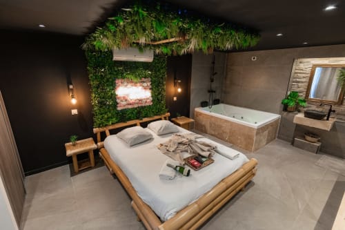 Plongez au cœur de l'aventure avec la suite Love Room Jungle, une escapade romantique sur le thème de la jungle. Cette suite unique offre un double vasque élégant, un grand écran TV avec Netflix, et un jacuzzi privé pour deux, parfait pour se détendre après une journée d'exploration. Immergez-vous dans une ambiance tropicale et laissez-vous séduire par cette expérience inoubliable. Réservez la Love Room Jungle pour une escapade exotique et pleine de charme.