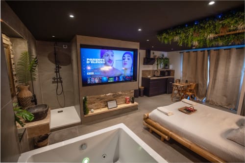 Plongez au cœur de l'aventure avec la suite Love Room Jungle, une escapade romantique sur le thème de la jungle. Cette suite unique offre un double vasque élégant, un grand écran TV avec Netflix, et un jacuzzi privé pour deux, parfait pour se détendre après une journée d'exploration. Immergez-vous dans une ambiance tropicale et laissez-vous séduire par cette expérience inoubliable. Réservez la Love Room Jungle pour une escapade exotique et pleine de charme.