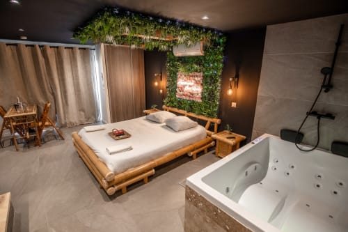 Plongez au cœur de l'aventure avec la suite Love Room Jungle, une escapade romantique sur le thème de la jungle. Cette suite unique offre un double vasque élégant, un grand écran TV avec Netflix, et un jacuzzi privé pour deux, parfait pour se détendre après une journée d'exploration. Immergez-vous dans une ambiance tropicale et laissez-vous séduire par cette expérience inoubliable. Réservez la Love Room Jungle pour une escapade exotique et pleine de charme.
