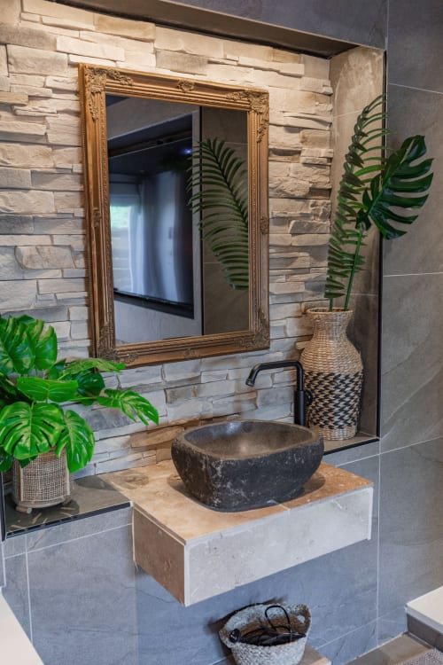 Plongez au cœur de l'aventure avec la suite Love Room Jungle, une escapade romantique sur le thème de la jungle. Cette suite unique offre un double vasque élégant, un grand écran TV avec Netflix, et un jacuzzi privé pour deux, parfait pour se détendre après une journée d'exploration. Immergez-vous dans une ambiance tropicale et laissez-vous séduire par cette expérience inoubliable. Réservez la Love Room Jungle pour une escapade exotique et pleine de charme.