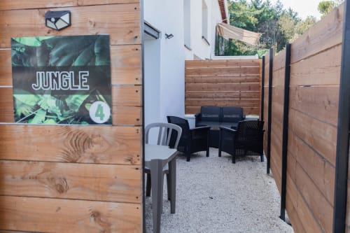 Plongez au cœur de l'aventure avec la suite Love Room Jungle, une escapade romantique sur le thème de la jungle. Cette suite unique offre un double vasque élégant, un grand écran TV avec Netflix, et un jacuzzi privé pour deux, parfait pour se détendre après une journée d'exploration. Immergez-vous dans une ambiance tropicale et laissez-vous séduire par cette expérience inoubliable. Réservez la Love Room Jungle pour une escapade exotique et pleine de charme.