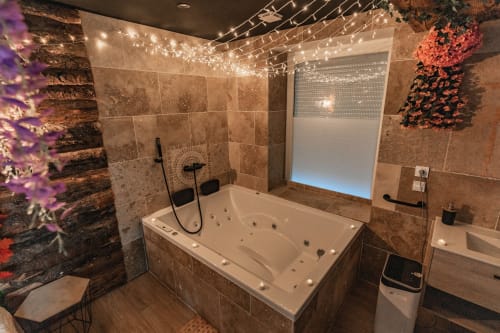 Séjour Romantique dans la Chambre Amazonie** Vivez une expérience romantique inégalée dans notre chambre Amazonie, où chaque détail évoque la passion et l'aventure de la jungle. Détendez-vous dans notre jacuzzi privé et profitez d'une soirée cosy en regardant des films sur grand écran grâce à Netflix, pour une escapade inoubliable à Saint-Étienne.
