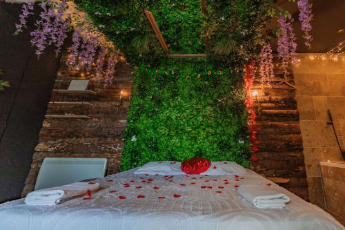 Séjour Romantique dans la Chambre Amazonie** Vivez une expérience romantique inégalée dans notre chambre Amazonie, où chaque détail évoque la passion et l'aventure de la jungle. Détendez-vous dans notre jacuzzi privé et profitez d'une soirée cosy en regardant des films sur grand écran grâce à Netflix, pour une escapade inoubliable à Saint-Étienne.