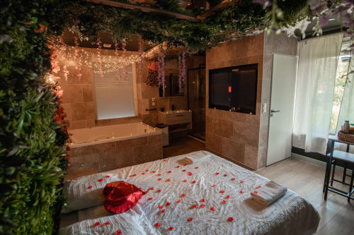Séjour Romantique dans la Chambre Amazonie** Vivez une expérience romantique inégalée dans notre chambre Amazonie, où chaque détail évoque la passion et l'aventure de la jungle. Détendez-vous dans notre jacuzzi privé et profitez d'une soirée cosy en regardant des films sur grand écran grâce à Netflix, pour une escapade inoubliable à Saint-Étienne.