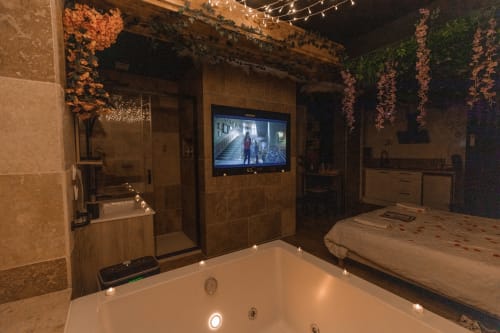Séjour Romantique dans la Chambre Amazonie** Vivez une expérience romantique inégalée dans notre chambre Amazonie, où chaque détail évoque la passion et l'aventure de la jungle. Détendez-vous dans notre jacuzzi privé et profitez d'une soirée cosy en regardant des films sur grand écran grâce à Netflix, pour une escapade inoubliable à Saint-Étienne.