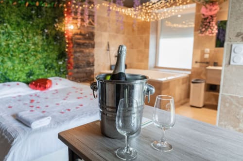 Séjour Romantique dans la Chambre Amazonie** Vivez une expérience romantique inégalée dans notre chambre Amazonie, où chaque détail évoque la passion et l'aventure de la jungle. Détendez-vous dans notre jacuzzi privé et profitez d'une soirée cosy en regardant des films sur grand écran grâce à Netflix, pour une escapade inoubliable à Saint-Étienne.