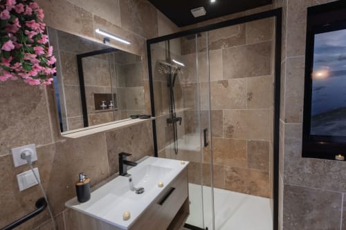 Séjour Romantique dans la Chambre Amazonie** Vivez une expérience romantique inégalée dans notre chambre Amazonie, où chaque détail évoque la passion et l'aventure de la jungle. Détendez-vous dans notre jacuzzi privé et profitez d'une soirée cosy en regardant des films sur grand écran grâce à Netflix, pour une escapade inoubliable à Saint-Étienne.