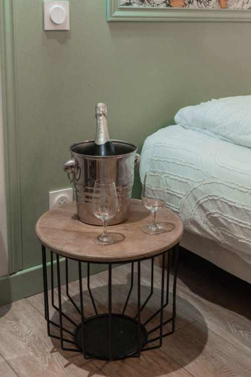 Découvrez la Love Room 3, une suite romantique idéale pour une escapade en couple. Avec ses magnifiques murs en pierre apparents, cette chambre offre une ambiance chaleureuse et authentique. Profitez d'une double vasque moderne et d'un grand écran TV avec Netflix pour vos soirées détente. Le clou du séjour ? Une superbe baignoire à balnéothérapie pour deux, parfaite pour un moment de relaxation absolue. Réservez la Love Room 3 et vivez une expérience inoubliable.