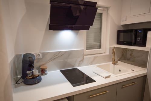 Séjour de Luxe à Saint-Jean-Bonnefonds : Chambre Dubaï** Vivez un séjour de luxe dans notre chambre Dubaï, offrant une vue magnifique sur la nature, à Saint-Jean-Bonnefonds, près de Saint-Étienne dans la Loire. Plongez dans une atmosphère de sophistication avec des murs en marbre blanc et doré, créant une ambiance luxueuse et minimaliste. Détendez-vous dans notre jacuzzi tout en admirant la vue panoramique, puis profitez d'une soirée cinéma sur notre grand écran de 189 cm avec Netflix, pour une expérience inoubliable.