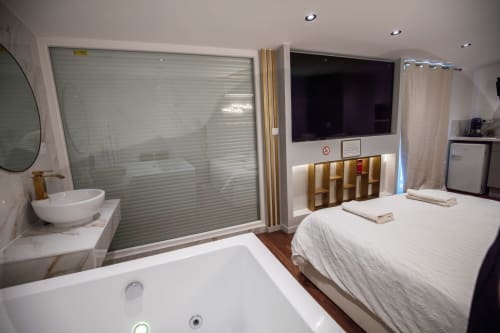 Séjour de Luxe à Saint-Jean-Bonnefonds : Chambre Dubaï** Vivez un séjour de luxe dans notre chambre Dubaï, offrant une vue magnifique sur la nature, à Saint-Jean-Bonnefonds, près de Saint-Étienne dans la Loire. Plongez dans une atmosphère de sophistication avec des murs en marbre blanc et doré, créant une ambiance luxueuse et minimaliste. Détendez-vous dans notre jacuzzi tout en admirant la vue panoramique, puis profitez d'une soirée cinéma sur notre grand écran de 189 cm avec Netflix, pour une expérience inoubliable.