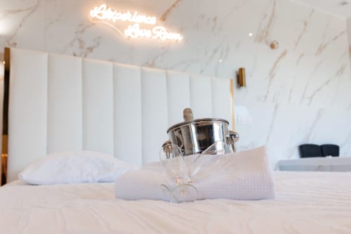 Séjour de Luxe à Saint-Jean-Bonnefonds : Chambre Dubaï** Vivez un séjour de luxe dans notre chambre Dubaï, offrant une vue magnifique sur la nature, à Saint-Jean-Bonnefonds, près de Saint-Étienne dans la Loire. Plongez dans une atmosphère de sophistication avec des murs en marbre blanc et doré, créant une ambiance luxueuse et minimaliste. Détendez-vous dans notre jacuzzi tout en admirant la vue panoramique, puis profitez d'une soirée cinéma sur notre grand écran de 189 cm avec Netflix, pour une expérience inoubliable.