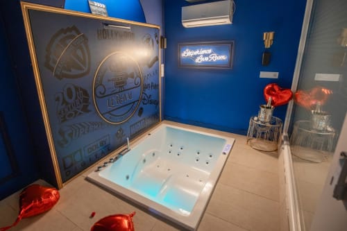 Vivez une expérience cinématographique unique dans la suite Cinéma, une Love Room sur le thème du cinéma. Profitez d'un jacuzzi encastré dans le sol pour des moments de détente luxueux et d'un grand vidéoprojecteur de 250 cm pour des soirées films inoubliables. Avec son ambiance élégante et ses équipements haut de gamme, cette suite est idéale pour les amateurs de cinéma et de relaxation. Réservez la suite Cinéma et offrez-vous une escapade romantique sous les projecteurs. a deux pas de Saint Etienne.