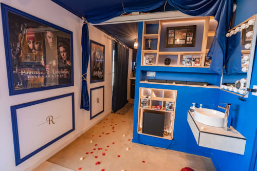 Vivez une expérience cinématographique unique dans la suite Cinéma, une Love Room sur le thème du cinéma. Profitez d'un jacuzzi encastré dans le sol pour des moments de détente luxueux et d'un grand vidéoprojecteur de 250 cm pour des soirées films inoubliables. Avec son ambiance élégante et ses équipements haut de gamme, cette suite est idéale pour les amateurs de cinéma et de relaxation. Réservez la suite Cinéma et offrez-vous une escapade romantique sous les projecteurs. a deux pas de Saint Etienne.