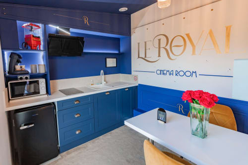 Vivez une expérience cinématographique unique dans la suite Cinéma, une Love Room sur le thème du cinéma. Profitez d'un jacuzzi encastré dans le sol pour des moments de détente luxueux et d'un grand vidéoprojecteur de 250 cm pour des soirées films inoubliables. Avec son ambiance élégante et ses équipements haut de gamme, cette suite est idéale pour les amateurs de cinéma et de relaxation. Réservez la suite Cinéma et offrez-vous une escapade romantique sous les projecteurs. a deux pas de Saint Etienne.
