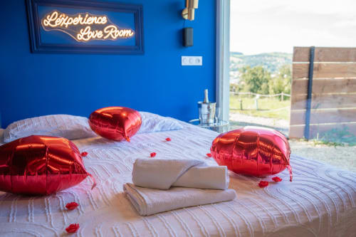 Vivez une expérience cinématographique unique dans la suite Cinéma, une Love Room sur le thème du cinéma. Profitez d'un jacuzzi encastré dans le sol pour des moments de détente luxueux et d'un grand vidéoprojecteur de 250 cm pour des soirées films inoubliables. Avec son ambiance élégante et ses équipements haut de gamme, cette suite est idéale pour les amateurs de cinéma et de relaxation. Réservez la suite Cinéma et offrez-vous une escapade romantique sous les projecteurs. a deux pas de Saint Etienne.