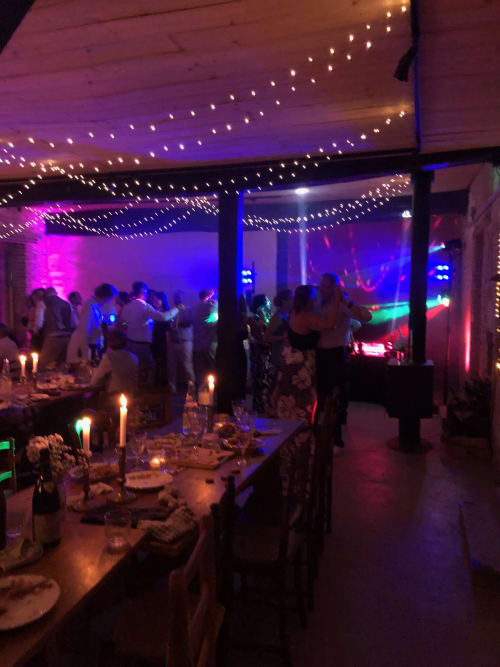 Animada fiesta nocturna en Domaine de l'Ocrerie, Pourrain con iluminación LED colorida y decoraciones