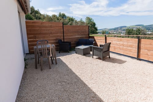 Séjour de Luxe à Saint-Jean-Bonnefonds : Chambre Dubaï** Vivez un séjour de luxe dans notre chambre Dubaï, offrant une vue magnifique sur la nature, à Saint-Jean-Bonnefonds, près de Saint-Étienne dans la Loire. Plongez dans une atmosphère de sophistication avec des murs en marbre blanc et doré, créant une ambiance luxueuse et minimaliste. Détendez-vous dans notre jacuzzi tout en admirant la vue panoramique, puis profitez d'une soirée cinéma sur notre grand écran de 189 cm avec Netflix, pour une expérience inoubliable.