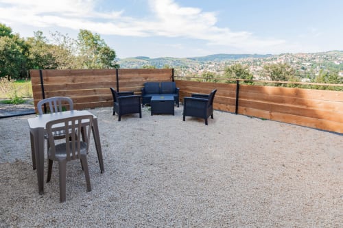Vivez une expérience cinématographique unique dans la suite Cinéma, une Love Room sur le thème du cinéma. Profitez d'un jacuzzi encastré dans le sol pour des moments de détente luxueux et d'un grand vidéoprojecteur de 250 cm pour des soirées films inoubliables. Avec son ambiance élégante et ses équipements haut de gamme, cette suite est idéale pour les amateurs de cinéma et de relaxation. Réservez la suite Cinéma et offrez-vous une escapade romantique sous les projecteurs. a deux pas de Saint Etienne.