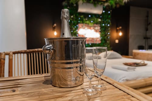 Plongez au cœur de l'aventure avec la suite Love Room Jungle, une escapade romantique sur le thème de la jungle. Cette suite unique offre un double vasque élégant, un grand écran TV avec Netflix, et un jacuzzi privé pour deux, parfait pour se détendre après une journée d'exploration. Immergez-vous dans une ambiance tropicale et laissez-vous séduire par cette expérience inoubliable. Réservez la Love Room Jungle pour une escapade exotique et pleine de charme.