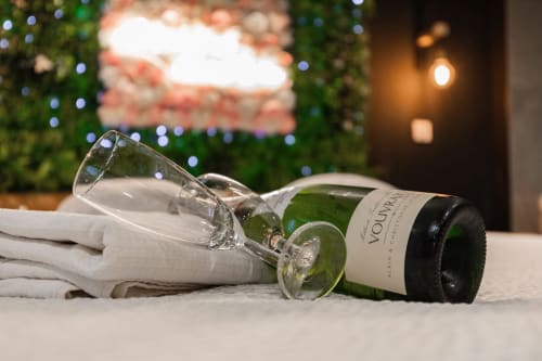 Plongez au cœur de l'aventure avec la suite Love Room Jungle, une escapade romantique sur le thème de la jungle. Cette suite unique offre un double vasque élégant, un grand écran TV avec Netflix, et un jacuzzi privé pour deux, parfait pour se détendre après une journée d'exploration. Immergez-vous dans une ambiance tropicale et laissez-vous séduire par cette expérience inoubliable. Réservez la Love Room Jungle pour une escapade exotique et pleine de charme.