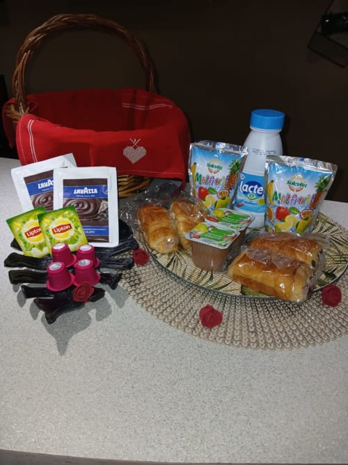 Panier de bienvenue au L'Insolite Spa Privatif Toulouse avec viennoiseries, café, jus de fruits et gourmandises