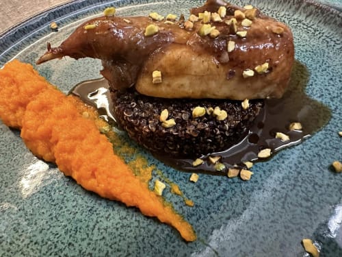 Chocoladedessert met pistachengarnituur en wortelpuree bij Baccara Lodge, Arengosse
